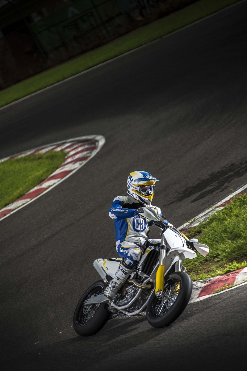 Husqvarna 450 Supermoto Wheelie